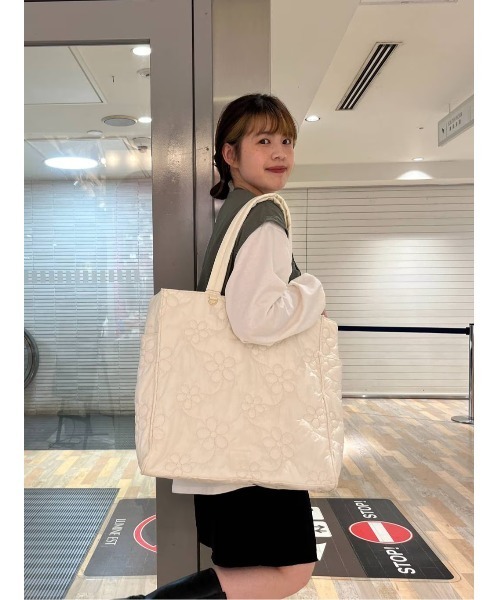 tiny tiny（ティニーティニー）の「フラワーキルトトートバッグ[tiny tiny(ティニーティニー)]（トートバッグ・レディース・ホワイト/ブラック・0）」の16枚目の写真