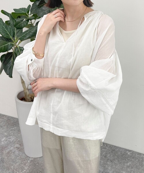 fredy emue（フレディエミュ）の「リネン混スキッパーボリュームブラウス（シャツ/ブラウス・レディース・ライトブルー/オフホワイト/ピンク/ダークブラウン・38）」の2枚目の写真