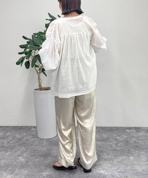 fredy emue（フレディエミュ）の「リネン混スキッパーボリュームブラウス（シャツ/ブラウス・レディース・ライトブルー/オフホワイト/ピンク/ダークブラウン・38）」の7枚目の写真