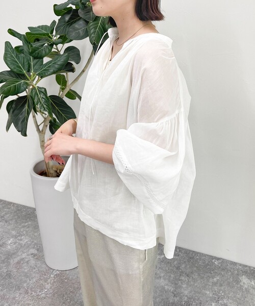 fredy emue（フレディエミュ）の「リネン混スキッパーボリュームブラウス（シャツ/ブラウス・レディース・ライトブルー/オフホワイト/ピンク/ダークブラウン・38）」の15枚目の写真