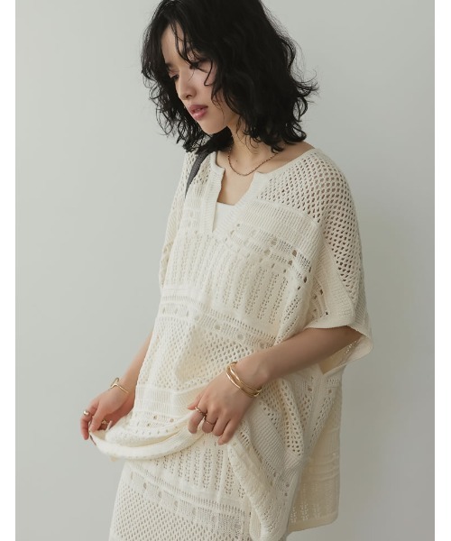 Re:EDIT（リエディ）の「[2024 SUMMER COLLECTION]かぎ針キーネックポンチョトップス（ニット/セーター・レディース・ブラック/アイボリー/カーキ・MEDIUM/LARGE）」の15枚目の写真