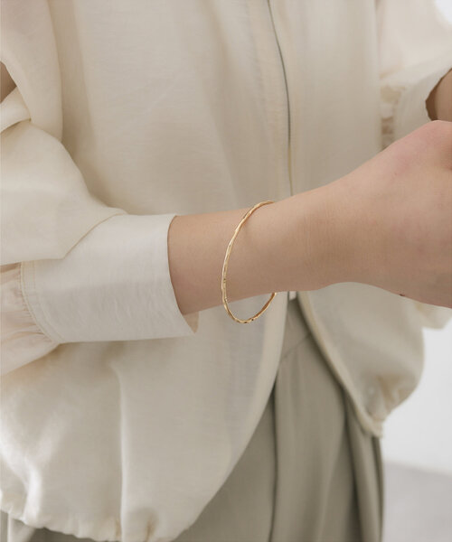 mystic（ミスティック）の「[Eau]simple bangle（バングル/リストバンド・レディース・シルバー/ゴールド・ONE SIZE）」の2枚目の写真