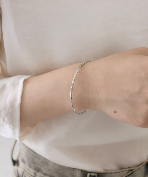 mystic（ミスティック）の「[Eau]simple bangle（バングル/リストバンド・レディース・シルバー/ゴールド・ONE SIZE）」の4枚目の写真