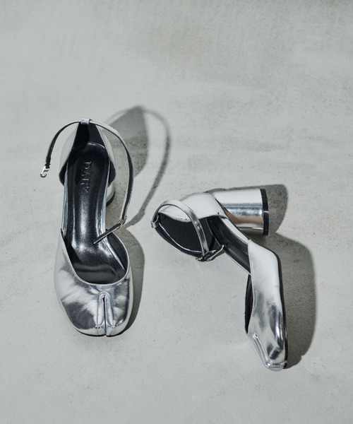 paravion(パラビオン)の「チャンキーヒール足袋パンプス(パンプス・レディース・ブラック/シルバー・SMALL/MEDIUM/LARGE)」の1枚目の写真