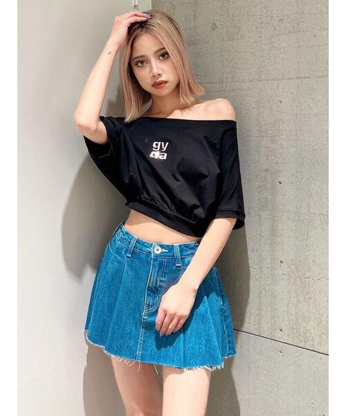 GYDA(ジェイダ)の「Square gyda エンボス オフショル トップス(Tシャツ/カットソー・レディース・ブラック/オフホワイト/イエロー・FREE)」の4枚目の写真