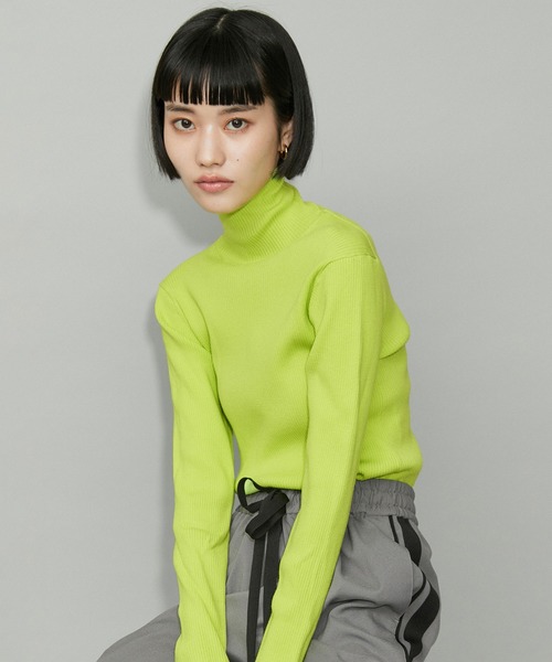 ADAM ET ROPE'(アダムエロペ)の「【WEB限定・サステナブル】エコベロRIBタートル(ニット/セーター・レディース・ブルー/チャコールグレー/イエロー/ブラック/レッド・FREE)」の4枚目の写真