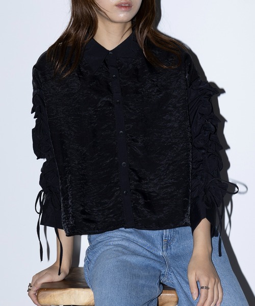MAISON BREEZE reveur(メゾンブリーズレヴール)の「【MAISON BREEZE reveur】ドロストフリルスリーブシャツ 244033(シャツ/ブラウス・レディース・ホワイト/グレイッシュベージュ/ブラック・FREE)」の4枚目の写真