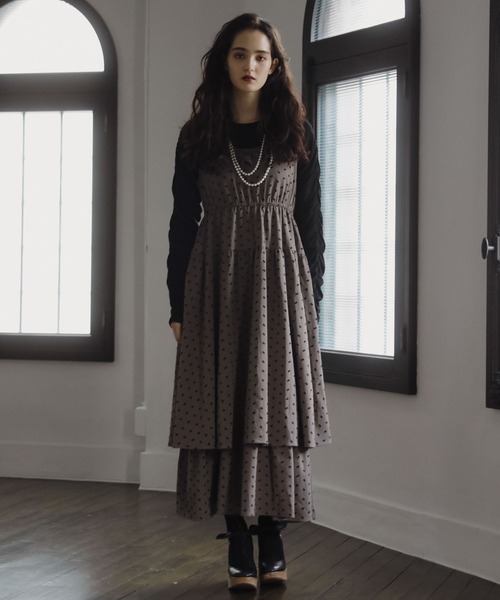 ESCAR（エスカー）の「■ESCAR　リボンptフリルネックワンピース（ワンピース・レディース・ブラック/グレイッシュベージュ・FREE）」の2枚目の写真