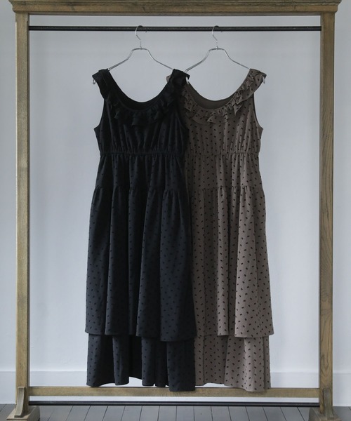 ESCAR（エスカー）の「■ESCAR　リボンptフリルネックワンピース（ワンピース・レディース・ブラック/グレイッシュベージュ・FREE）」の4枚目の写真