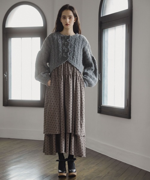 ESCAR（エスカー）の「■ESCAR　リボンptフリルネックワンピース（ワンピース・レディース・ブラック/グレイッシュベージュ・FREE）」の3枚目の写真