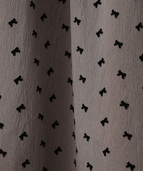 ESCAR（エスカー）の「■ESCAR　リボンptフリルネックワンピース（ワンピース・レディース・ブラック/グレイッシュベージュ・FREE）」の10枚目の写真