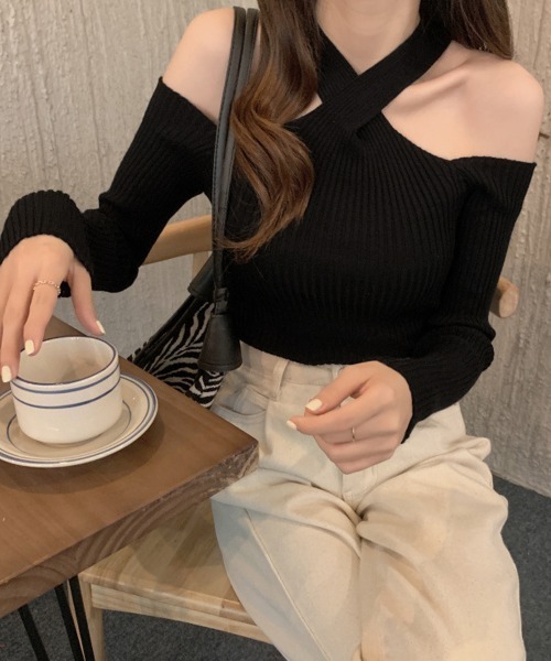Miniministore(ミニミニストア)の「ニットトップス ホルターネック 肩出し(ニット/セーター・レディース・ブラック/ワインレッド/ホワイト/ベージュ/モカ・FREE)」の6枚目の写真