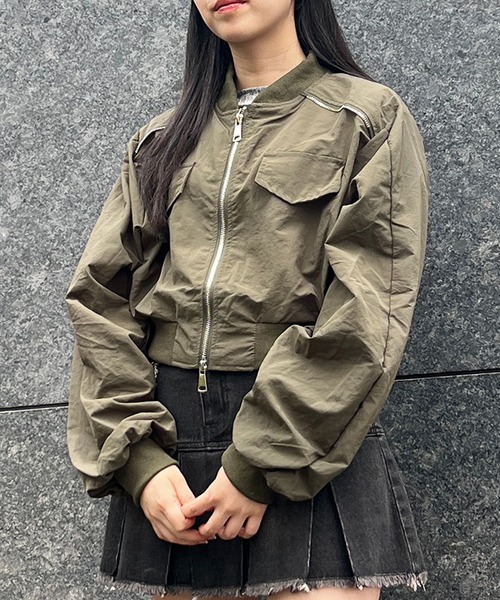 Figments（フィグメンツ）の「ZIPデザインクロップドボンバージャケット（ブルゾン・レディース・カーキ/ブラック・FREE）」の3枚目の写真