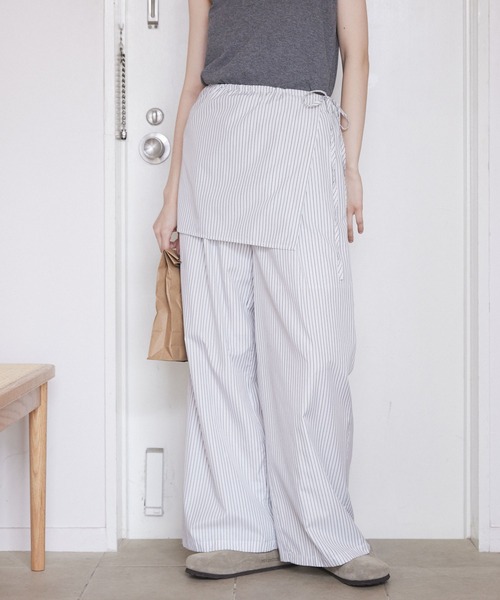 Unblend(アンブレンド)の「【Unblend】フラップ付き レイヤード ワイド イージーパンツ(その他パンツ・レディース・ブラック/ホワイト系/ブルー系・M/S)」の2枚目の写真