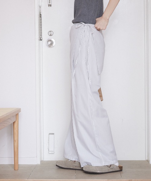 Unblend(アンブレンド)の「【Unblend】フラップ付き レイヤード ワイド イージーパンツ(その他パンツ・レディース・ブラック/ホワイト系/ブルー系・M/S)」の7枚目の写真