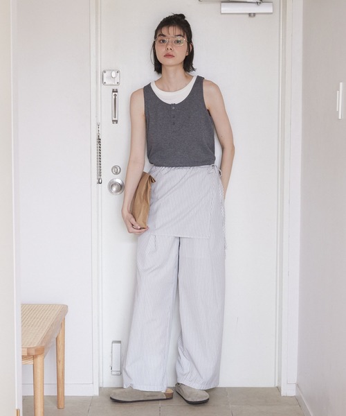 Unblend(アンブレンド)の「【Unblend】フラップ付き レイヤード ワイド イージーパンツ(その他パンツ・レディース・ブラック/ホワイト系/ブルー系・M/S)」の12枚目の写真