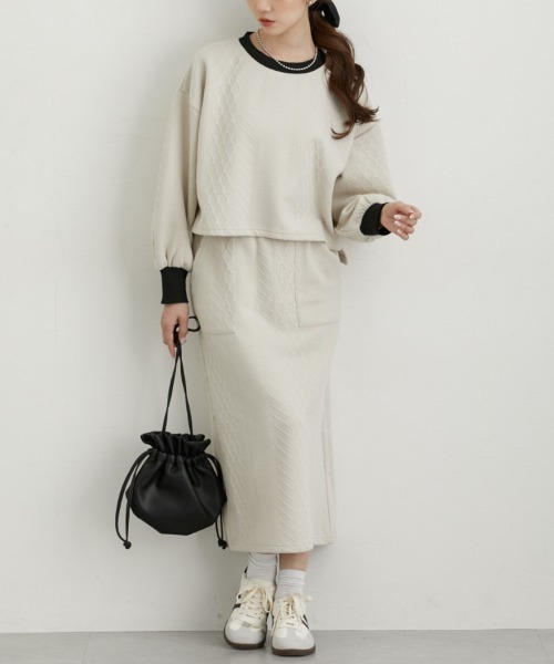 nissen（ニッセン）の「配色デザイン上下セットアップ（トレーナー＋ナロースカート）（セットアップ・レディース・ブラック/アイボリー・M/L）」の2枚目の写真