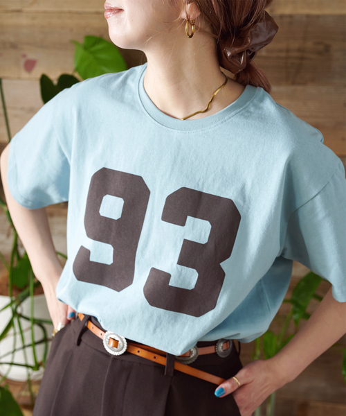 B.C STOCK(ベーセーストック)の「ウォッシャブル / Gleamy/グリーミー ナンバリングTシャツ(Tシャツ/カットソー・レディース・グリーン/ボルドー/サックスブルー・FREE)」の2枚目の写真