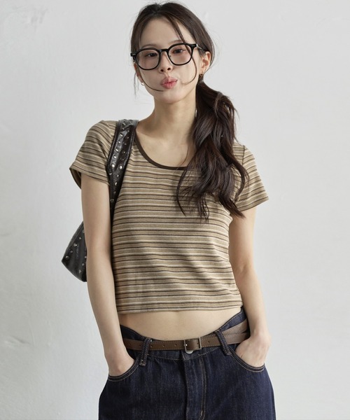 UNE MANSION(ユヌマンション)の「ラウンドネックバイカラーストライプセミクロップド半袖Tシャツカットソー(Tシャツ/カットソー・レディース・グレー/アイボリー/レッド/ベージュ・FREE)」の4枚目の写真