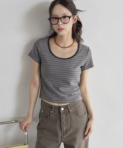 UNE MANSION(ユヌマンション)の「ラウンドネックバイカラーストライプセミクロップド半袖Tシャツカットソー(Tシャツ/カットソー・レディース・グレー/アイボリー/レッド/ベージュ・FREE)」の3枚目の写真