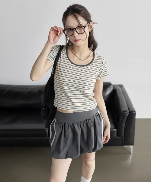 UNE MANSION(ユヌマンション)の「ラウンドネックバイカラーストライプセミクロップド半袖Tシャツカットソー(Tシャツ/カットソー・レディース・グレー/アイボリー/レッド/ベージュ・FREE)」の2枚目の写真