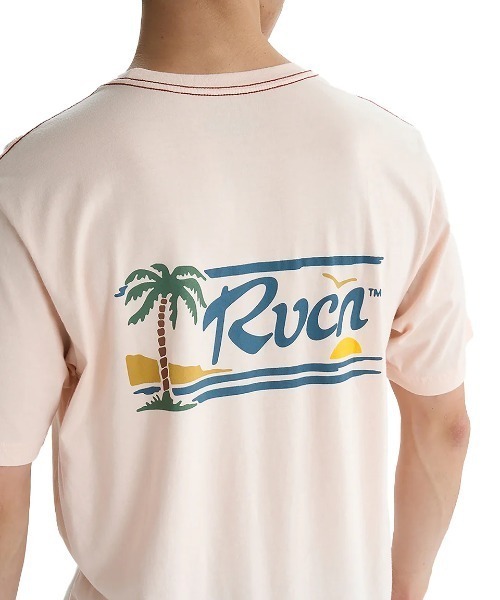 RVCA(ルーカ)の「RVCA メンズ 【EXOTICA】 EXOTICA SS Tシャツ 【2025年夏モデル】/ルーカバックプリント半袖Tシャツ(Tシャツ/カットソー・メンズ・オフホワイト/ピンク系その他・SMALL/MEDIUM/X-LARGE/LARGE)」の2枚目の写真