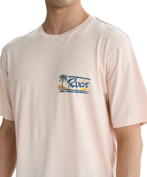 RVCA(ルーカ)の「RVCA メンズ 【EXOTICA】 EXOTICA SS Tシャツ 【2025年夏モデル】/ルーカバックプリント半袖Tシャツ(Tシャツ/カットソー・メンズ・オフホワイト/ピンク系その他・SMALL/MEDIUM/X-LARGE/LARGE)」の8枚目の写真