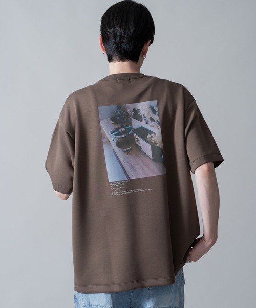 BROWNY（ブラウニー）の「BROWNY/アクセ付きフォトグラフィックT（Tシャツ/カットソー・メンズ・ブラック/ホワイト/ライトグレー/ブラウン・MEDIUM/LARGE）」の4枚目の写真