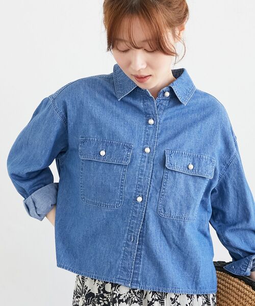 le.coeur blanc(ルクールブラン)の「《軽い素材》パールボタンコンパクトデニムシャツ(シャツ/ブラウス・レディース・ブルー/サックスブルー・38)」の2枚目の写真