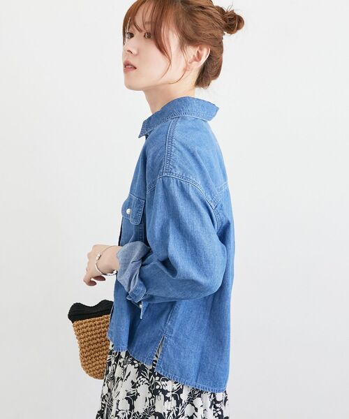 le.coeur blanc(ルクールブラン)の「《軽い素材》パールボタンコンパクトデニムシャツ(シャツ/ブラウス・レディース・ブルー/サックスブルー・38)」の3枚目の写真