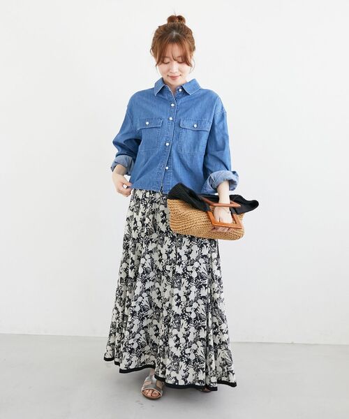 le.coeur blanc(ルクールブラン)の「《軽い素材》パールボタンコンパクトデニムシャツ(シャツ/ブラウス・レディース・ブルー/サックスブルー・38)」の5枚目の写真