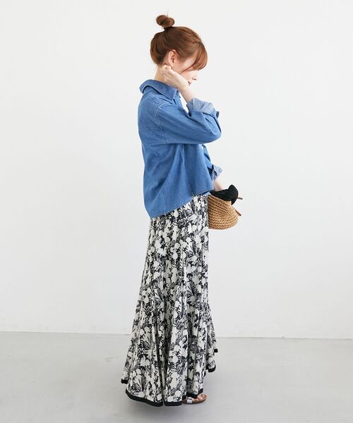 le.coeur blanc(ルクールブラン)の「《軽い素材》パールボタンコンパクトデニムシャツ(シャツ/ブラウス・レディース・ブルー/サックスブルー・38)」の6枚目の写真