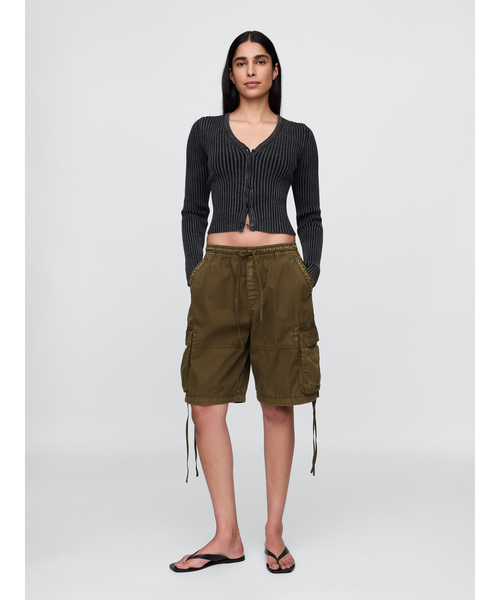 GAP（ギャップ）の「イージーカーゴ ロングライン ショートパンツ（カーゴパンツ・レディース・カーキ/オフホワイト・S/XS/M/L/XXS）」の3枚目の写真