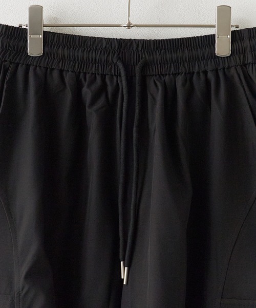 ROOPTOKYO（ループトウキョウ）の「ワイドシルエット リベットハーフカーゴパンツ（カーゴパンツ・メンズ・ブラック/ホワイト・L/M）」の4枚目の写真