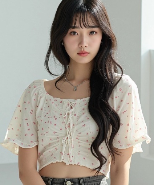 .KOM(ドットコム)の「A'GEM/9 × .kom 『.KOMZ/ドットケーオーエムゼット』小花柄シャーリングリボンブラウス(Tシャツ/カットソー・レディース・イエロー/レッド/ブルー・FREE)」の3枚目の写真