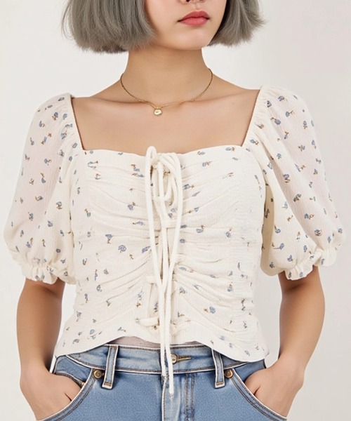 .KOM(ドットコム)の「A'GEM/9 × .kom 『.KOMZ/ドットケーオーエムゼット』小花柄シャーリングリボンブラウス(Tシャツ/カットソー・レディース・イエロー/レッド/ブルー・FREE)」の4枚目の写真
