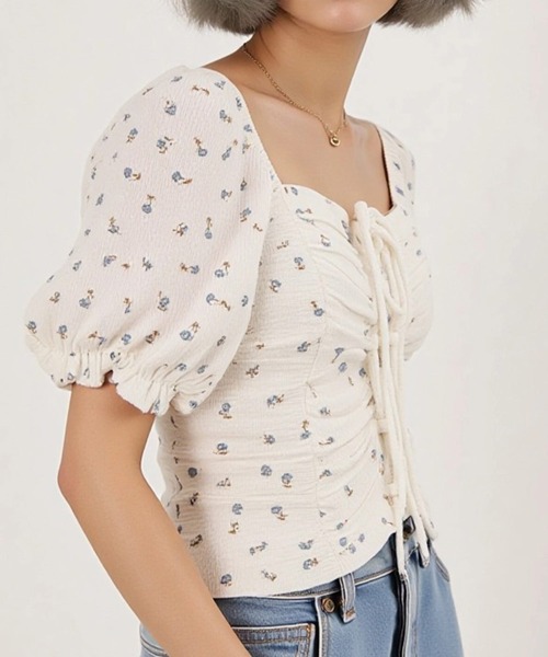 .KOM(ドットコム)の「A'GEM/9 × .kom 『.KOMZ/ドットケーオーエムゼット』小花柄シャーリングリボンブラウス(Tシャツ/カットソー・レディース・イエロー/レッド/ブルー・FREE)」の5枚目の写真