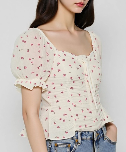 .KOM(ドットコム)の「A'GEM/9 × .kom 『.KOMZ/ドットケーオーエムゼット』小花柄シャーリングリボンブラウス(Tシャツ/カットソー・レディース・イエロー/レッド/ブルー・FREE)」の7枚目の写真