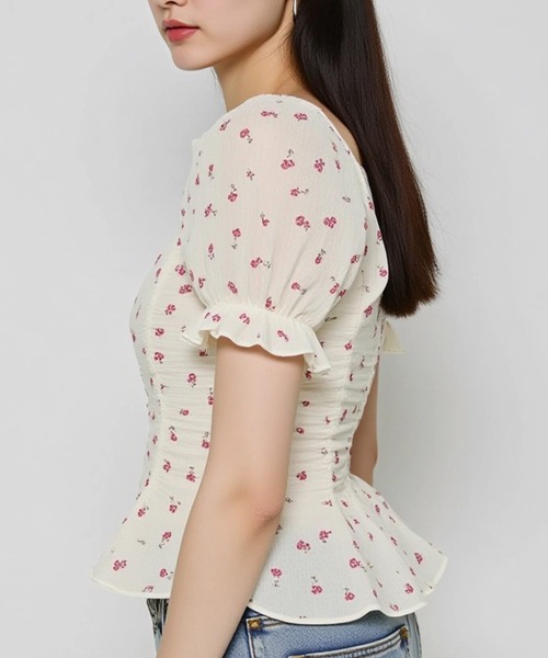 .KOM(ドットコム)の「A'GEM/9 × .kom 『.KOMZ/ドットケーオーエムゼット』小花柄シャーリングリボンブラウス(Tシャツ/カットソー・レディース・イエロー/レッド/ブルー・FREE)」の8枚目の写真