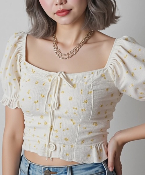 .KOM(ドットコム)の「A'GEM/9 × .kom 『.KOMZ/ドットケーオーエムゼット』小花柄シャーリングリボンブラウス(Tシャツ/カットソー・レディース・イエロー/レッド/ブルー・FREE)」の10枚目の写真