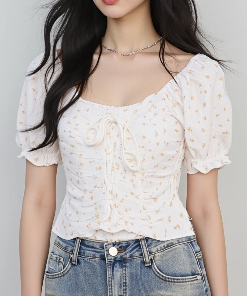 .KOM(ドットコム)の「A'GEM/9 × .kom 『.KOMZ/ドットケーオーエムゼット』小花柄シャーリングリボンブラウス(Tシャツ/カットソー・レディース・イエロー/レッド/ブルー・FREE)」の14枚目の写真