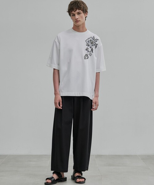 UNITED TOKYO(ユナイテッドトウキョウ)の「フラワーエンブロイダリーTee(Tシャツ/カットソー・メンズ・ホワイト/ブラック・2/1)」の5枚目の写真