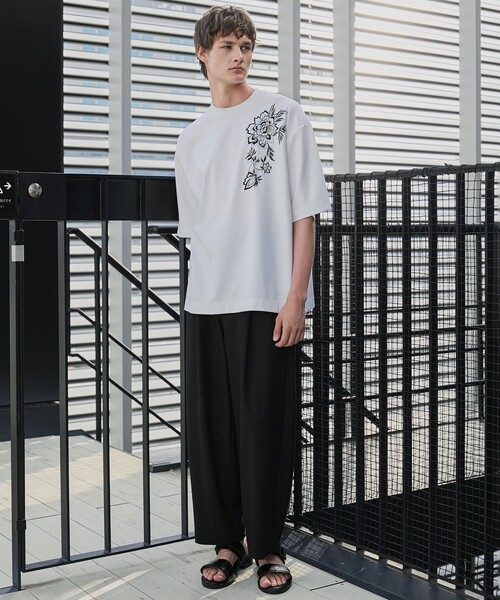 UNITED TOKYO(ユナイテッドトウキョウ)の「フラワーエンブロイダリーTee(Tシャツ/カットソー・メンズ・ホワイト/ブラック・2/1)」の3枚目の写真