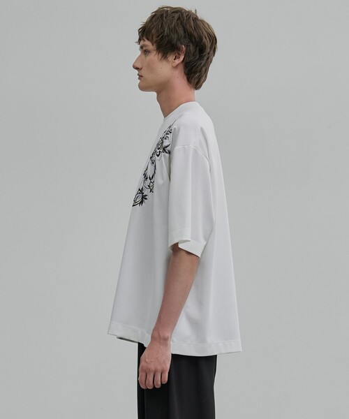 UNITED TOKYO(ユナイテッドトウキョウ)の「フラワーエンブロイダリーTee(Tシャツ/カットソー・メンズ・ホワイト/ブラック・2/1)」の9枚目の写真