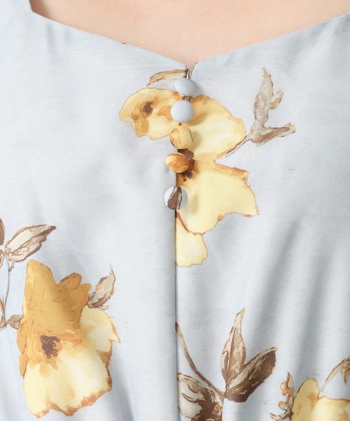 31 Sons de mode(トランテアン ソン ドゥ モード)の「2025秋冬新作 Vネックギャザーフラワーワンピース(ワンピース・レディース・ブラウン/ベージュ/ライトブルー・S/M)」の21枚目の写真