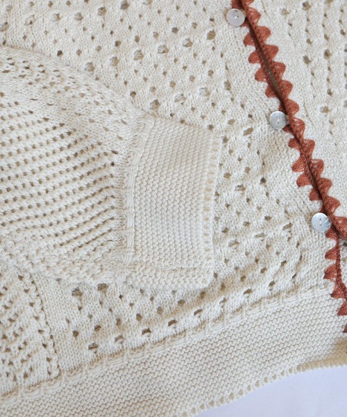 Crisp（クリスプ）の「ステッチアクセントニットカーディガン（カーディガン/ボレロ・レディース・ブラウン/アイボリー・FREE）」の19枚目の写真