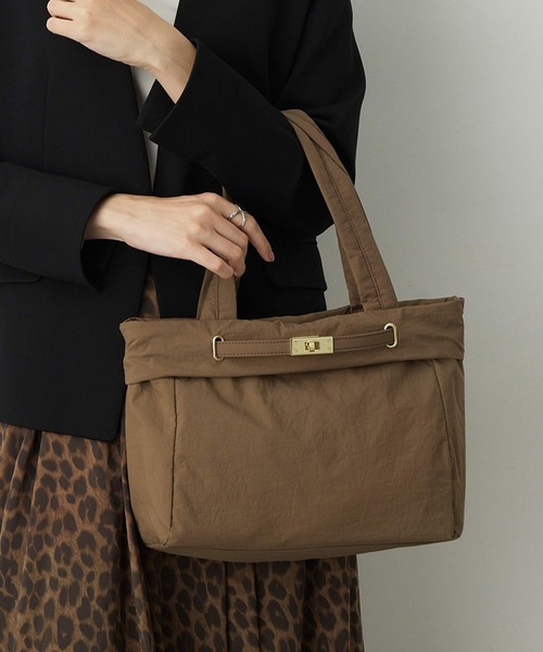 A/C DESIGN BY ALPHA CUBIC（エーシーデザインバイアルファキュービック）の「ビット2WAYバッグ【A4・ノートパソコン・タブレット収納可能・ショルダーストラップ付】（トートバッグ・レディース・ベージュ/ブラック・フリー）」の2枚目の写真