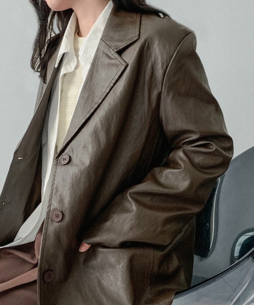 on:nue（オンニュ）の「【on:nue】[着用動画あり！] ヴィンテージフェイクレザージャケット（テーラードジャケット・レディース・ブラウン/ブラック・FREE）」の2枚目の写真