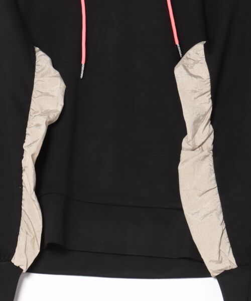 Q（キュー）の「ソフトダンボールドッキングパーカー（パーカー・レディース・ブラック/チャコールグレー・MEDIUM）」の4枚目の写真
