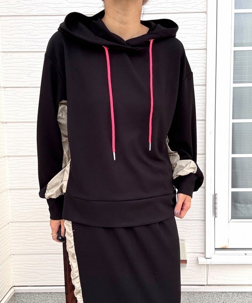 Q（キュー）の「ソフトダンボールドッキングパーカー（パーカー・レディース・ブラック/チャコールグレー・MEDIUM）」の2枚目の写真